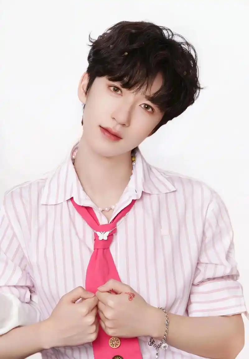 这些天存的美图06.好甜 好治愈 #贺峻霖 #少年总是发着光 - 抖音