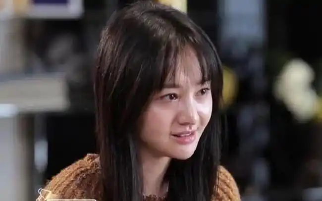 郑爽素颜没脸看苹果肌浮肿黑眼圈严重这下粉丝没得洗了