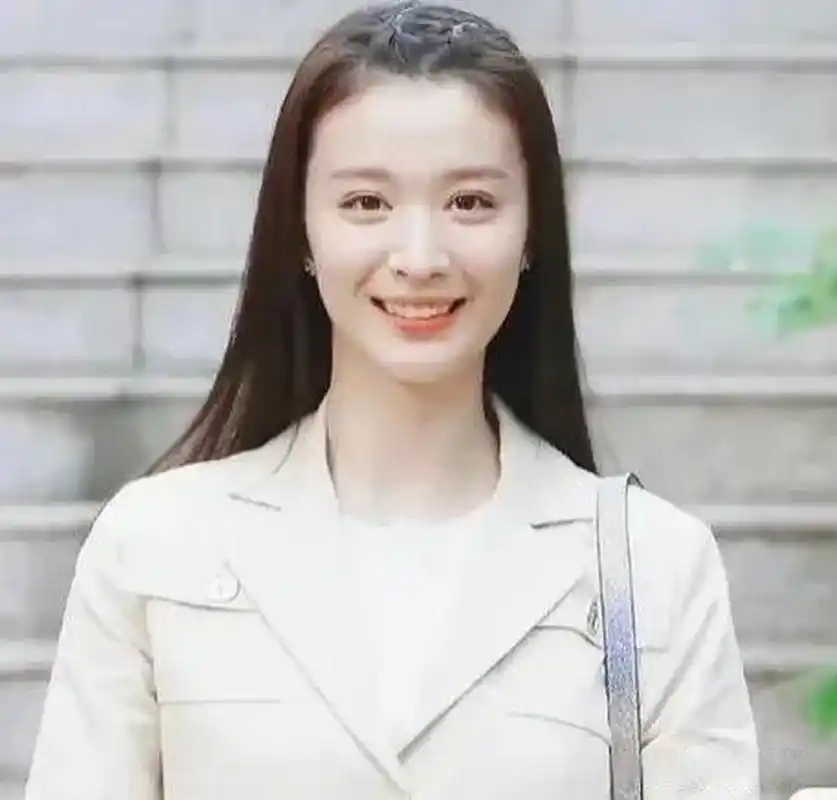 原来杨洋的新女友王楚然是1999年出生的,如果不说还真是看不出来.