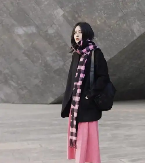 微胖代表张靓颖,穿"黑西装 长靴"气场全开,抬头挺胸走路带风