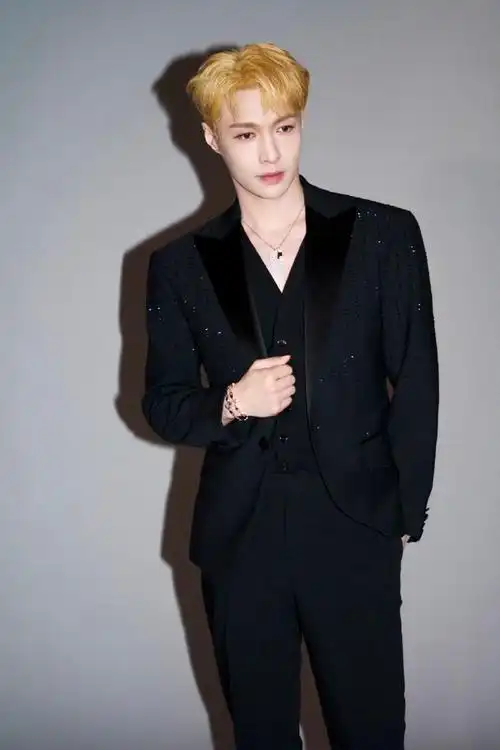 张艺兴ins新自拍##张艺兴[超话]##张艺兴出席戛纳电影节