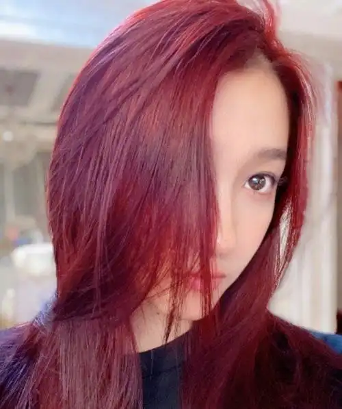 关晓彤染一头蓝发再上热搜,五官精致太显白了,发质看着也挺好