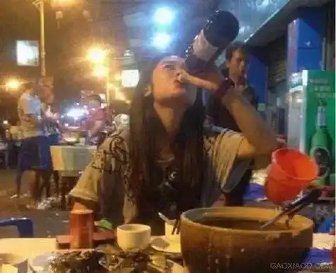 妹子,大晚上一个人在外面大口喝酒,小心回不去