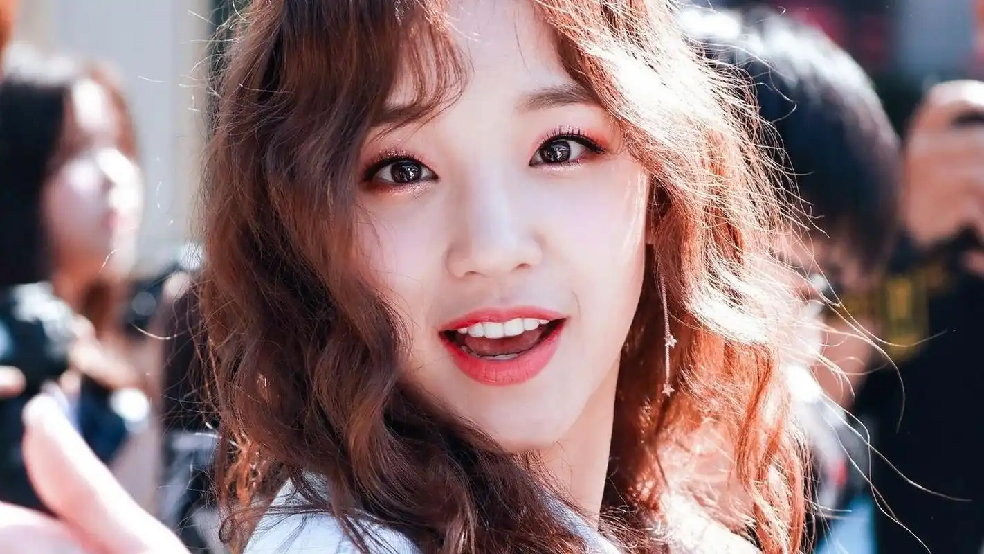 宋雨琦所在女团gidle在某活动开场舞蹈与blackpink科切拉舞台表演相似