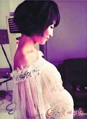 晒6个月大肚照前晚,怀孕近6个月的女主播谢楠在微博晒出大肚照(上图)