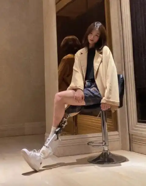 热闻丨假肢女孩走秀上海时装周:尽管很"特别",但也会闪闪发光
