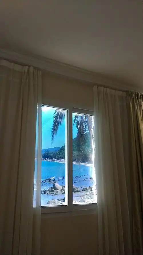 这海景房太厉害 没有窗户的宾馆,贴了一张画报以假乱真 起床后都要先