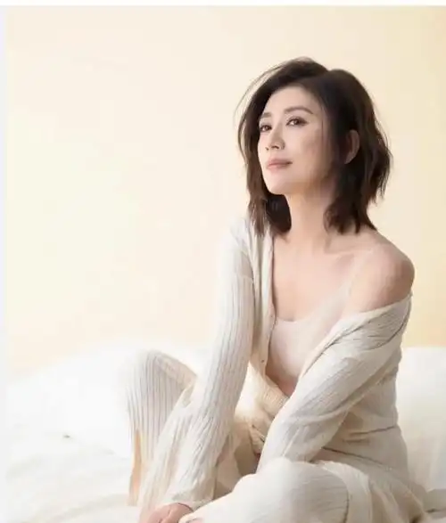 49岁贾静雯现状:腰线绝了像30岁!刘德华的这句话说到大家心里了