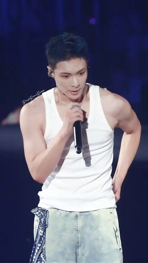 张艺兴寸头好man啊