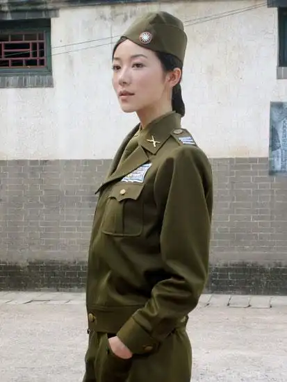 韩雪地下地上造型曝光转型潇洒女特务图