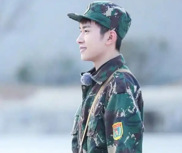 易烊千玺参加新生军训,被拍到没有化妆的生图,皮肤让人羡慕