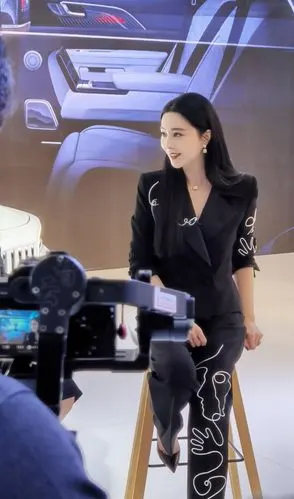 范冰冰现身北京车展,黑色西装,长发颜值抗打,魅力不可阻挡
