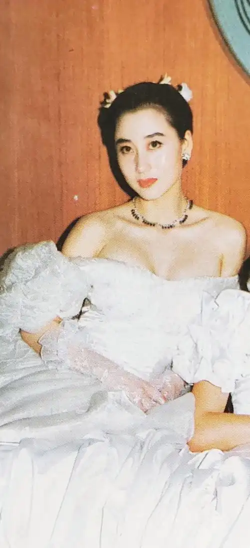 撇开巨乳利智真的美艳动人吗