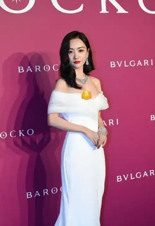 有一种豪门小姐叫杨蓉,穿上一字肩礼服,瞬间美到人心坎里_时尚_时候