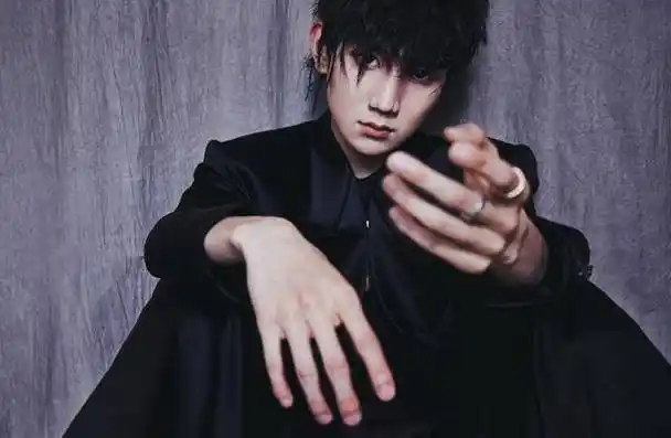 19岁的王源终于长开了!