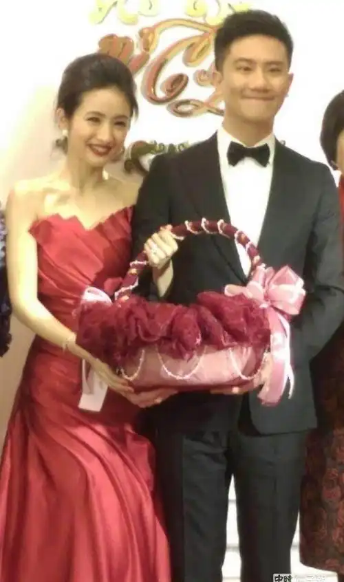 林依晨林于超婚礼现场直击:婚宴分享私密情侣婚纱照 谢娜盛装