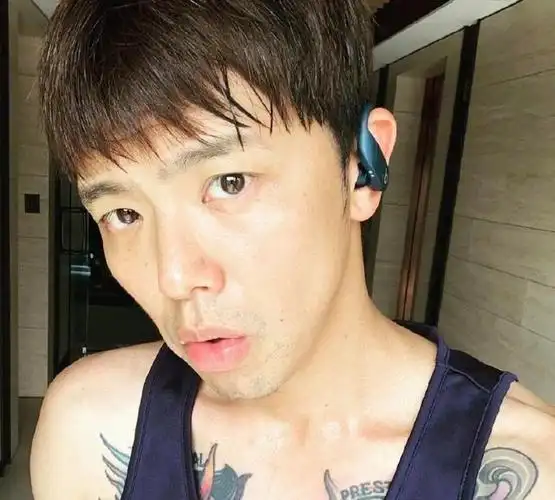 黄鸿升死因被质疑,他曾和杨丞琳穿情侣装,李荣浩六字送别