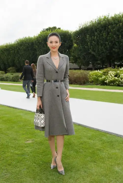 在舞蹈学院附中的学习和比赛经历,不仅为章子怡奠定了坚实的舞蹈基础.