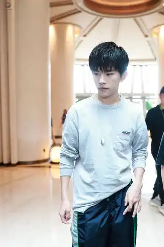 [易烊千玺][分享]190323 易烊千玺手部特写图上线 食指绕中指可爱又有