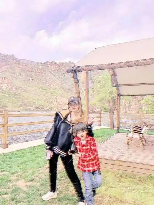 吴磊五一晒出与宠物合照5月1日,吴磊与宠物的九宫格照片,网友们都祝