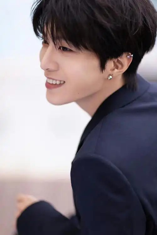 整个人好苏啊,笑容也好蛊人#范丞丞真空缎面西装