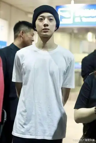 心疼18岁赖冠霖解约案初审后首现身素颜着简装面无表情显疲惫