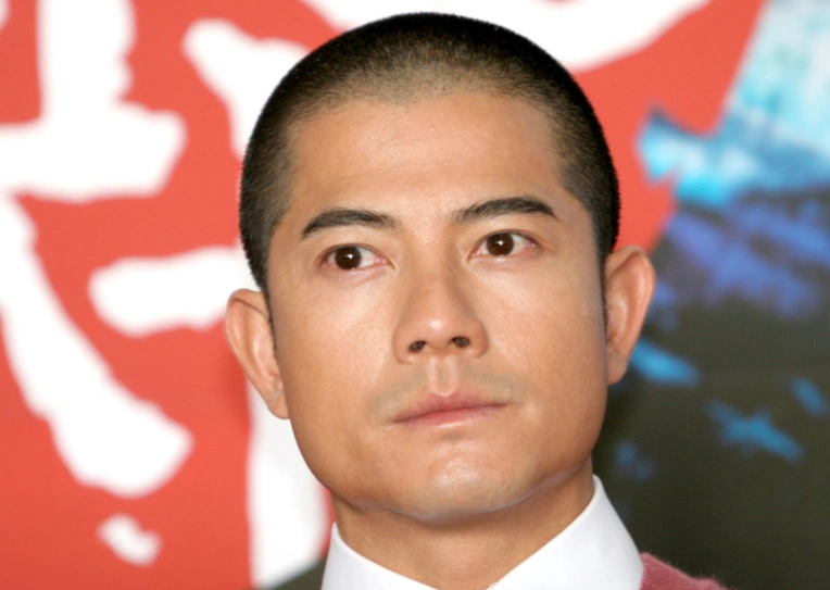 回看郭富城一系列发型,三七分,奶奶灰,网友:都是玩剩的!