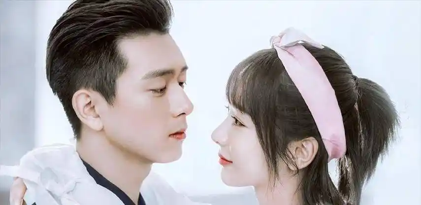 有过恋情没多久就和平分手以外,便没有其他消息了,今年杨紫也有27岁了