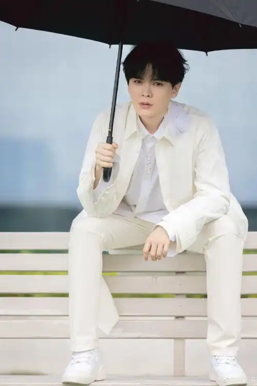 尤长靖打伞氛围感大片##尤长靖白色套装