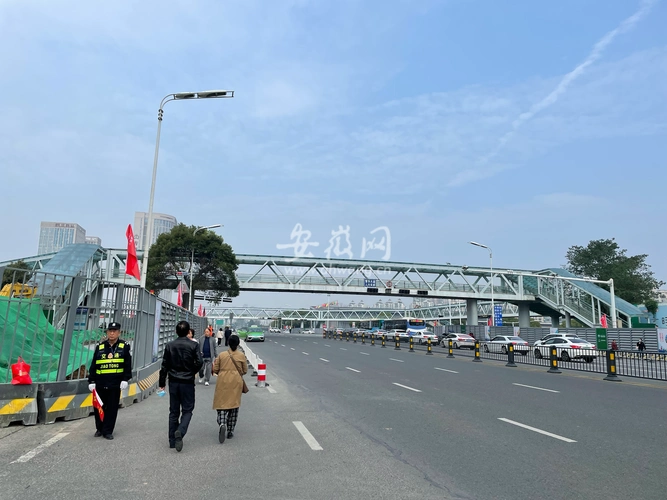 合肥第一桥明珠广场人行天桥主桥即将拆除现场已封闭