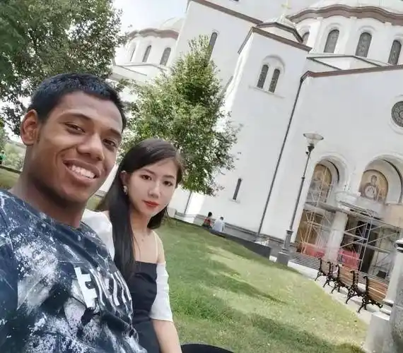 中国校花为爱远嫁非洲,被黑人老公痛打,无依无靠被迫卖身_陈怡_布力