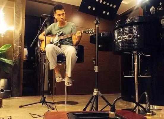 带你看看王雷住的豪宅,家里吉他就好几把,经常跟老婆运动健身