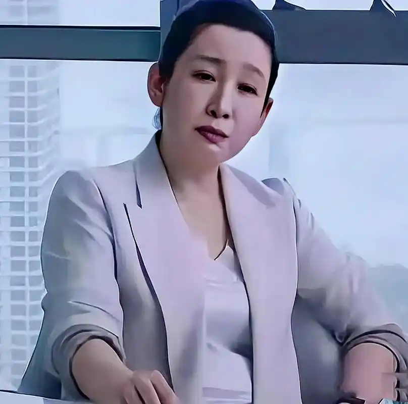 据说她以前的眼睛是单眼皮 ,秦海璐很满意就是那双眼睛,为此还做粮哌