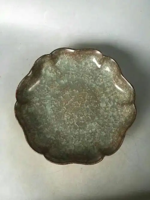 懂的朋友看看宋官窑冰裂纹花口盘