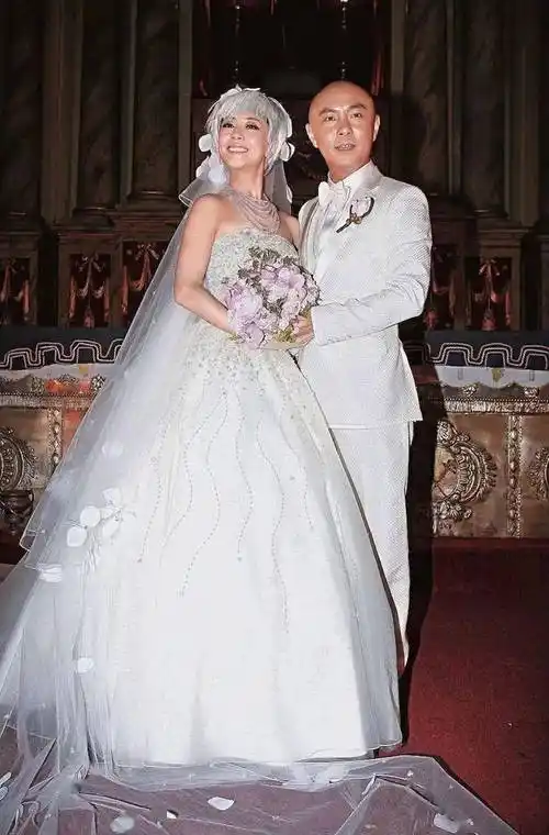 因此,该照片曝光后,不少网友怀疑这是不是张卫健的私生女.