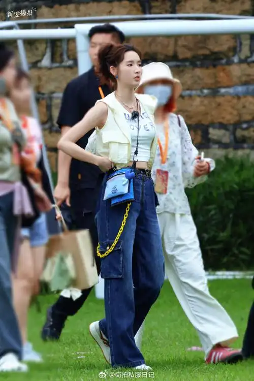 王玉雯超话  牛仔裤 | ledim wang  背心 | short sentence  项链