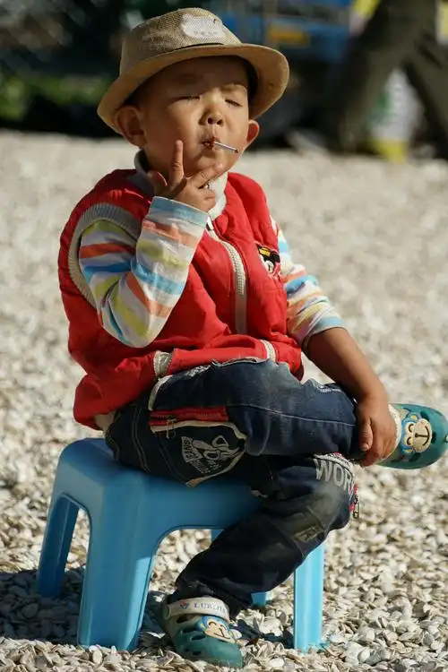 这孩子就喜欢抽烟.