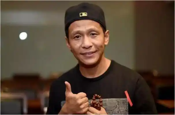 宋小宝成名后和发妻离婚,娶年轻粉丝,如今生活怎样?