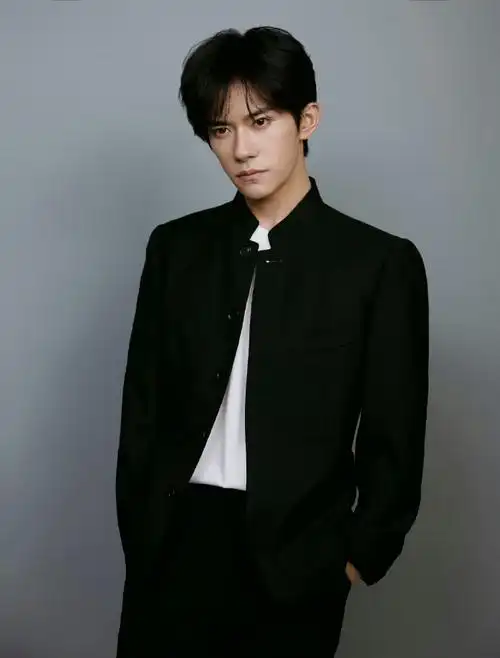 易烊千玺发布会直播出图