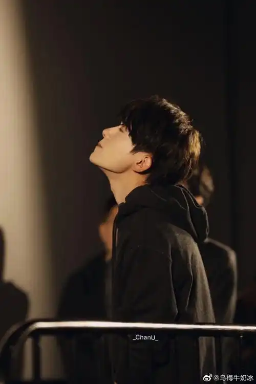 易烊千玺超话#易烊千玺黑西装花絮#千玺真的很喜欢黑色,来个黑衣合集