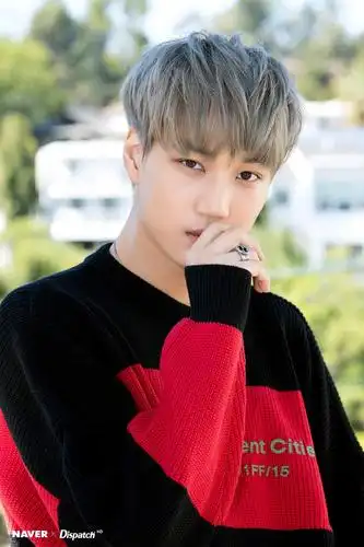 superm圣诞纪念写真曝光 金钟仁边伯贤黄旭熙等帅气撩人美颜如雕刻