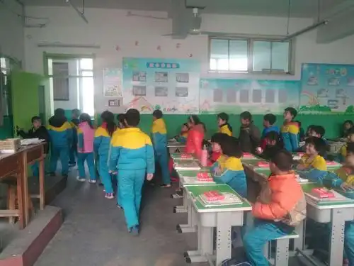 叮铃铃,下课了,大雾天,要活动的同学有序走出教室