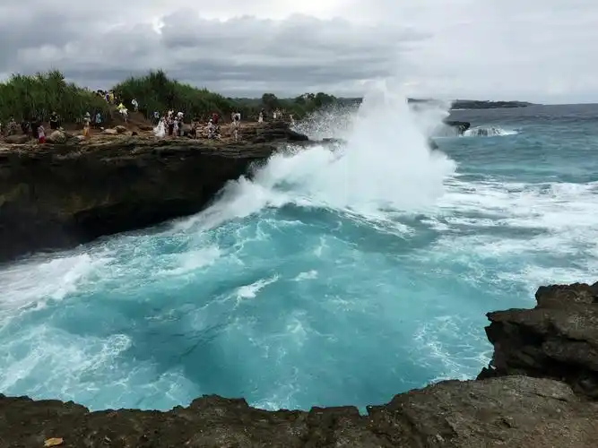 这可是蓝梦岛的网红景点——恶魔的眼泪,太振撼了,有一种乱石穿空