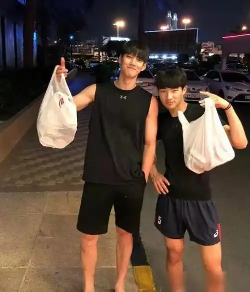 韩国男排小哥火了身高1米9狼狗系小鲜肉学霸人设帅到可以出道