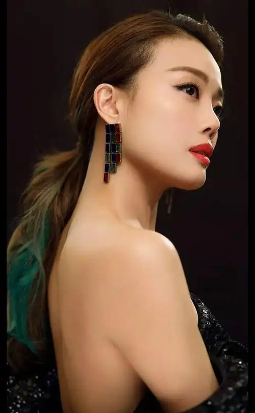 年龄越大却变得越惊艳,容祖儿的"颜值进化路",普通女人也能学