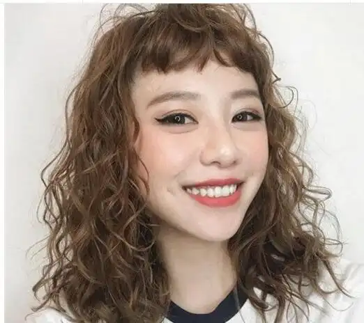 女生烫小卷刘海发型图片(2)_刘海发型_西子美发网
