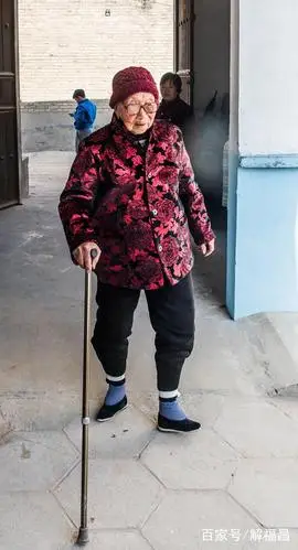 百岁小脚老人身板硬朗,能爬山,能做饭带孩子,长寿秘诀是什么