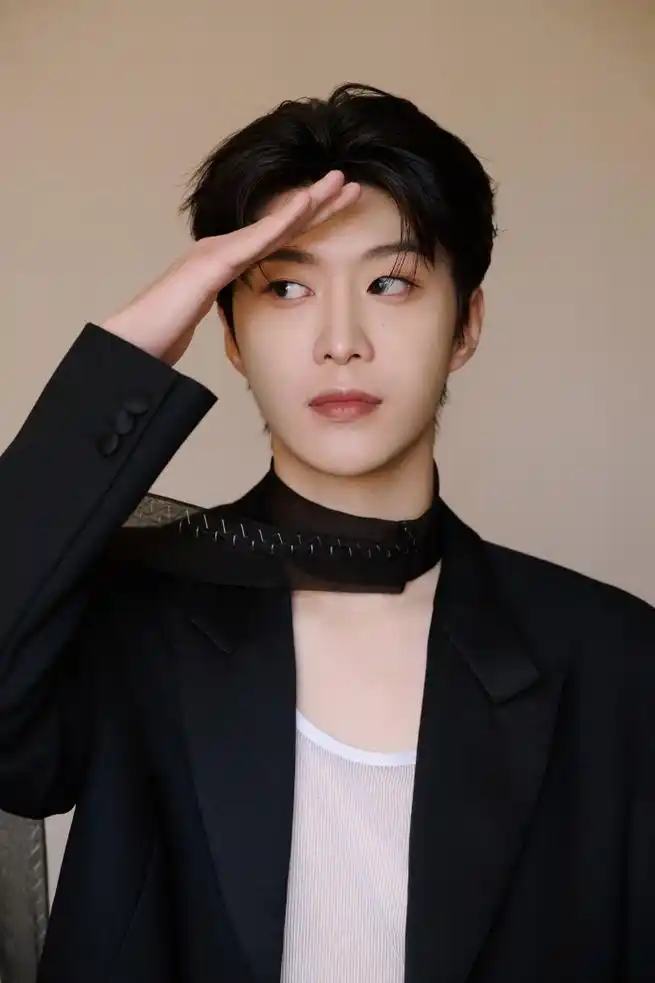 范丞丞飘带黑西装