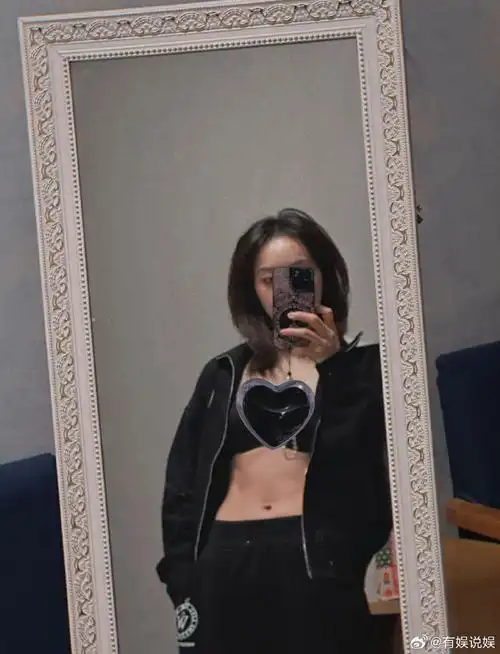 宋茜晒肌肉#宋茜晒身材照96,并配文"训练两天初见成效",这马甲线和