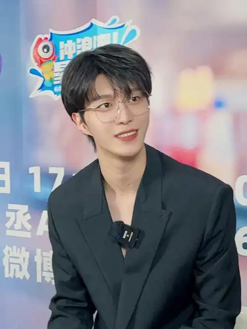 范丞丞新浪扫楼图(杨澄版)大饱眼福时刻黑色深v真空西装77金丝眼镜